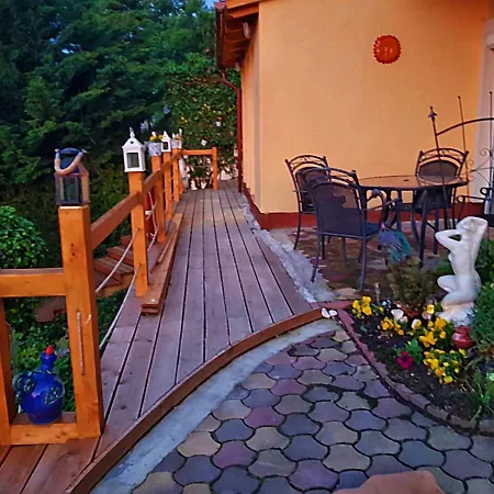 Bed & Breakfast Borostyán 3*