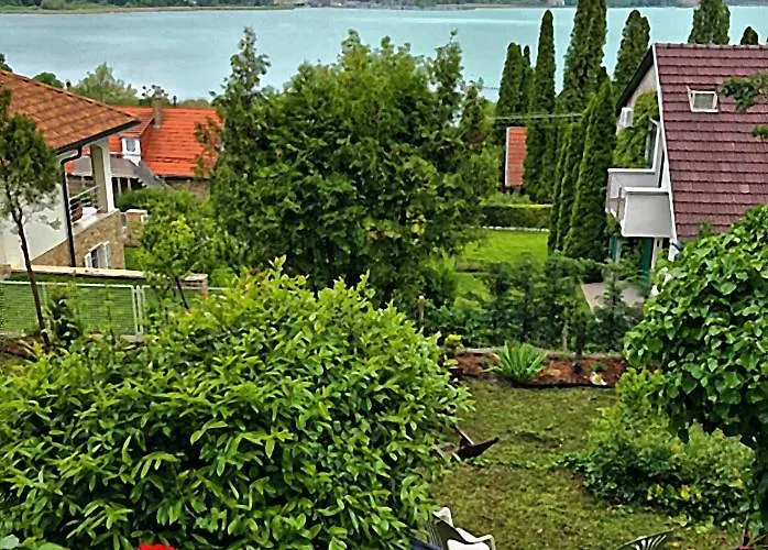 לינה וארוחת בוקר Borostyan