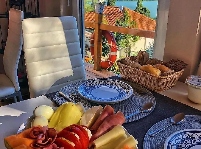 לינה וארוחת בוקר Borostyan טיהאני