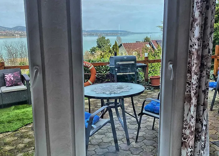 לינה וארוחת בוקר Borostyan 3*